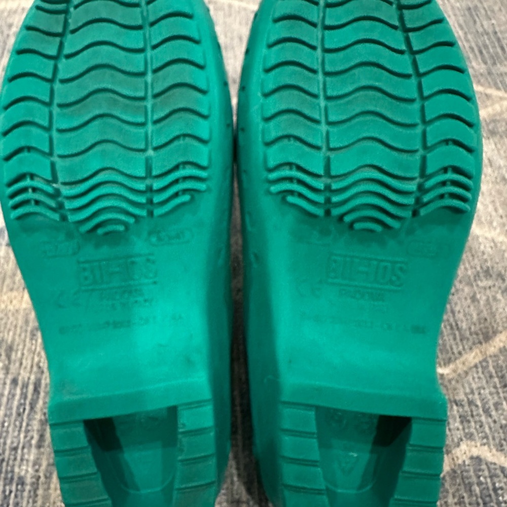 Vibrant Green Minimalist Clogs - Picture 4 of 14